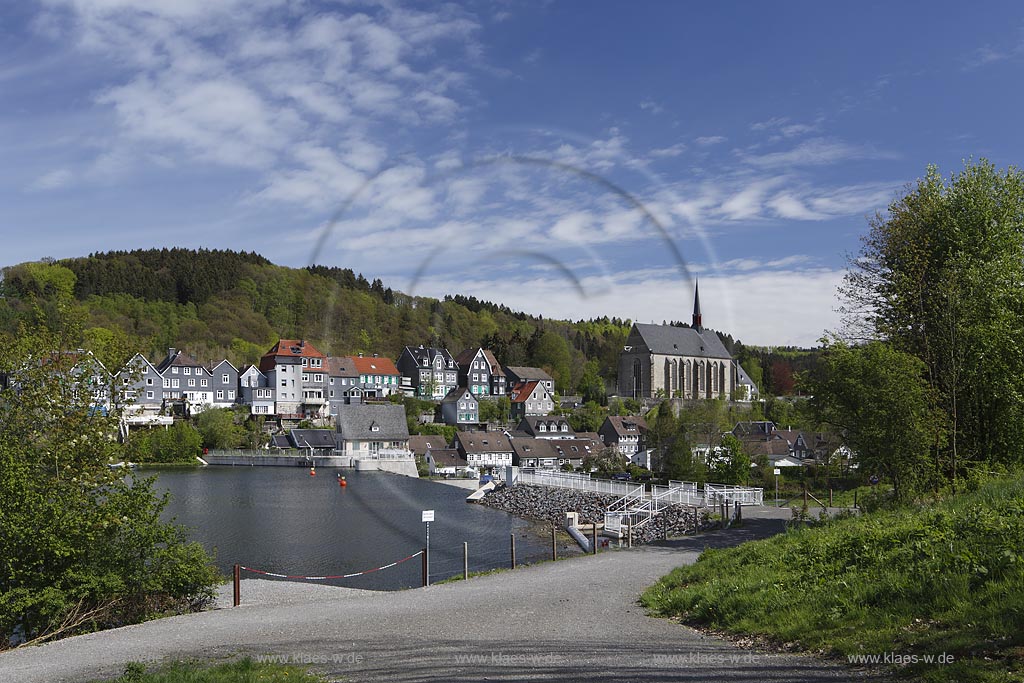 Wuppertal Beyenburg, Blick auf Beyenburger Stausee  und historischen Ortskern mit ehemaliger Klosterkirche St. Maria Magdalena; Wuppertal Beyenburg, view onto barrier lake Beyenburger Stausee and historical city with church St. Maria Magdalena.