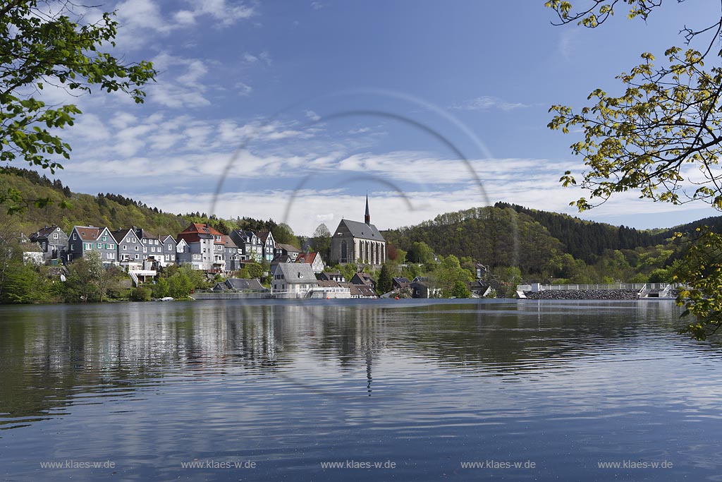 Wuppertal Beyenburg, Blick auf Beyenburger Stausee  und historischen Ortskern mit ehemaliger Klosterkirche St. Maria Magdalena; Wuppertal Beyenburg, view onto barrier lake Beyenburger Stausee and historical city with church St. Maria Magdalena.