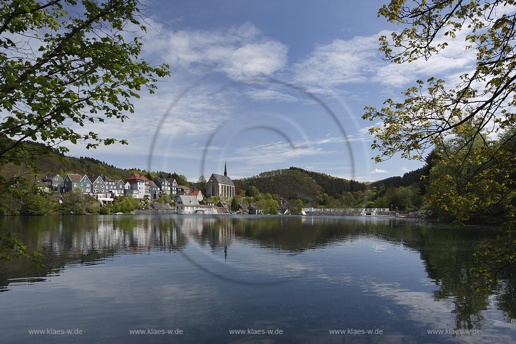 Wuppertal Beyenburg, Blick auf Beyenburger Stausee  und historischen Ortskern mit ehemaliger Klosterkirche St. Maria Magdalena; Wuppertal Beyenburg, view onto barrier lake Beyenburger Stausee and historical city with church St. Maria Magdalena.