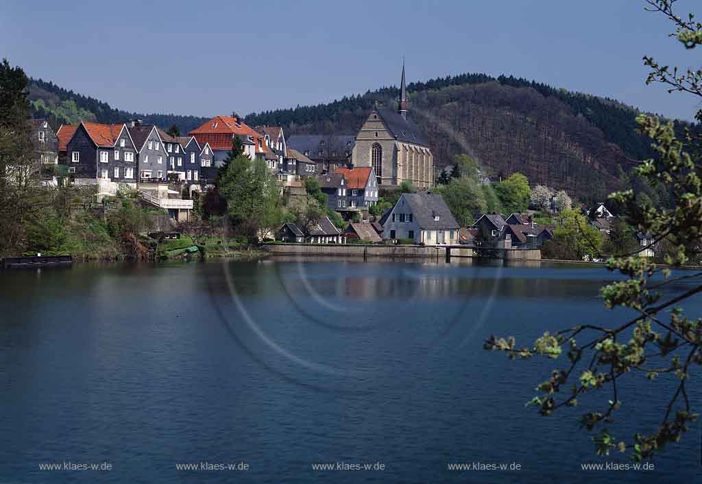 Beyenburg, Wuppertal, Regierungsbezirk Dsseldorf, Duesseldorf, Blick ber, ueber Beyenburger Stausee auf Ort mit Kirche in Fruehlingsstimmung, Frhlingsstimmung