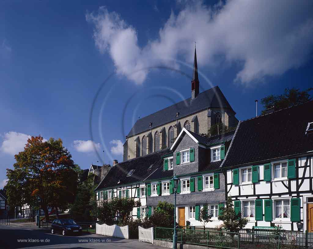 Beyenburg, Wuppertal, Regierungsbezirk Dsseldorf, Duesseldorf, Blick auf ehemalige Klosterkirche St. Maria Magdalena mit Fachwerkhaus im Vordergrund