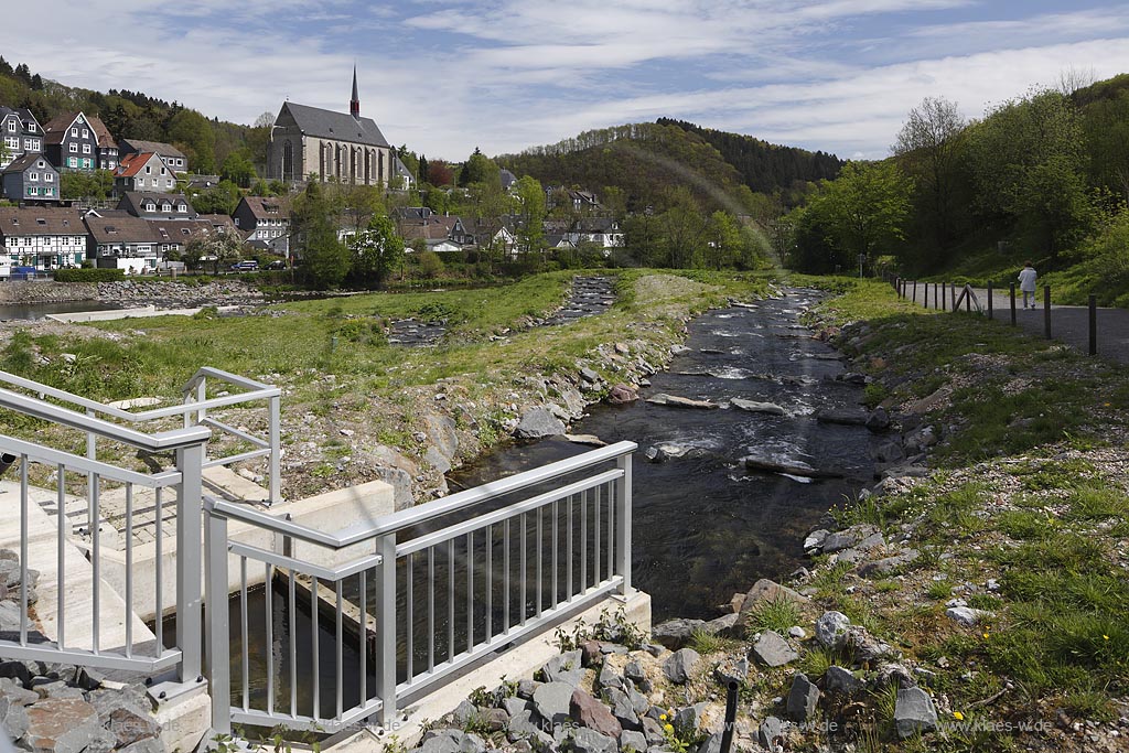 Wuppertal Beyenburg, Blick ueber Fischtreppe des Beyenburger Stausees zur Beyenburger Altstadt mit ehemaliger Klosterkirche St. Maria Magdalena im Hintergrund; Wuppertal Beyenburg, view onto the fish pass at the barrier lake Beyenburger Stausee.
