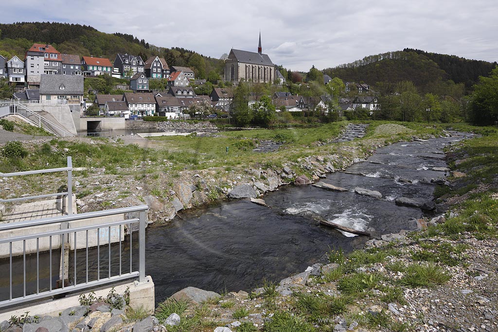 Wuppertal Beyenburg, Blick ueber Fischtreppe des Beyenburger Stausees zur Beyenburger Altstadt mit ehemaliger Klosterkirche St. Maria Magdalena im Hintergrund; Wuppertal Beyenburg, view onto the fish pass at the barrier lake Beyenburger Stausee.