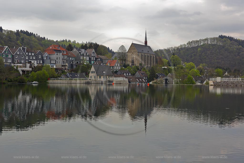 Wuppertal Beyenburg, Blick ueber Fischtreppe des Beyenburger Stausees zur Beyenburger Altstadt mit ehemaliger Klosterkirche St. Maria Magdalena im Hintergrund; Wuppertal Beyenburg, view onto the fish pass at the barrier lake Beyenburger Stausee.