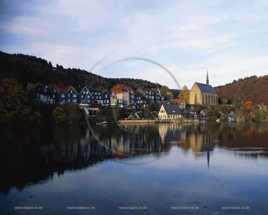 Beyenburg, Wuppertal, Regierungsbezirk Dsseldorf, Duesseldorf, Blick ber, ueber Beyenburger Stausee auf Ort mit Kirche in Herbststimmung