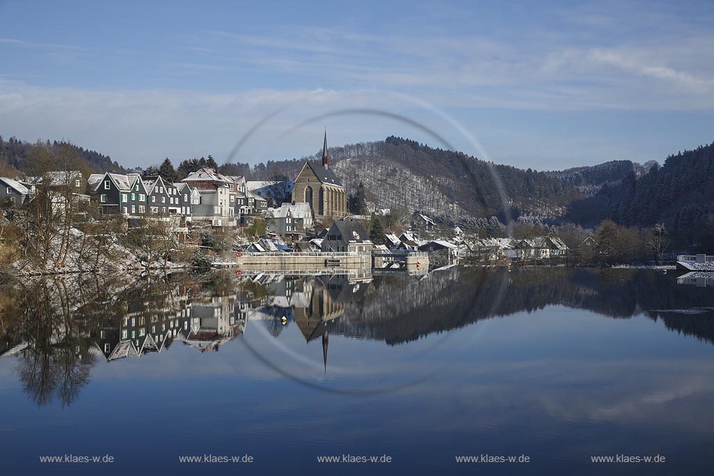 Wuppertal-Beyenburg, Blick auf Beyenburger Stausee im Vordergrund und auf  den historischen Ortskern Beyenburgs mit Kirche St. Maria Magdalena dahinter; Wuppertal-Beyenburrg, view to the Beyenburger barrier lake in front and to the historical inner city of Beyenburg with church St. Maria Magdalena in the background.