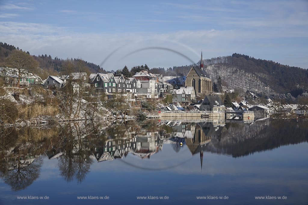 Wuppertal-Beyenburg, Blick auf Beyenburger Stausee im Vordergrund und auf  den historischen Ortskern Beyenburgs mit Kirche St. Maria Magdalena dahinter; Wuppertal-Beyenburrg, view to the Beyenburger barrier lake in front and to the historical inner city of Beyenburg with church St. Maria Magdalena in the background.