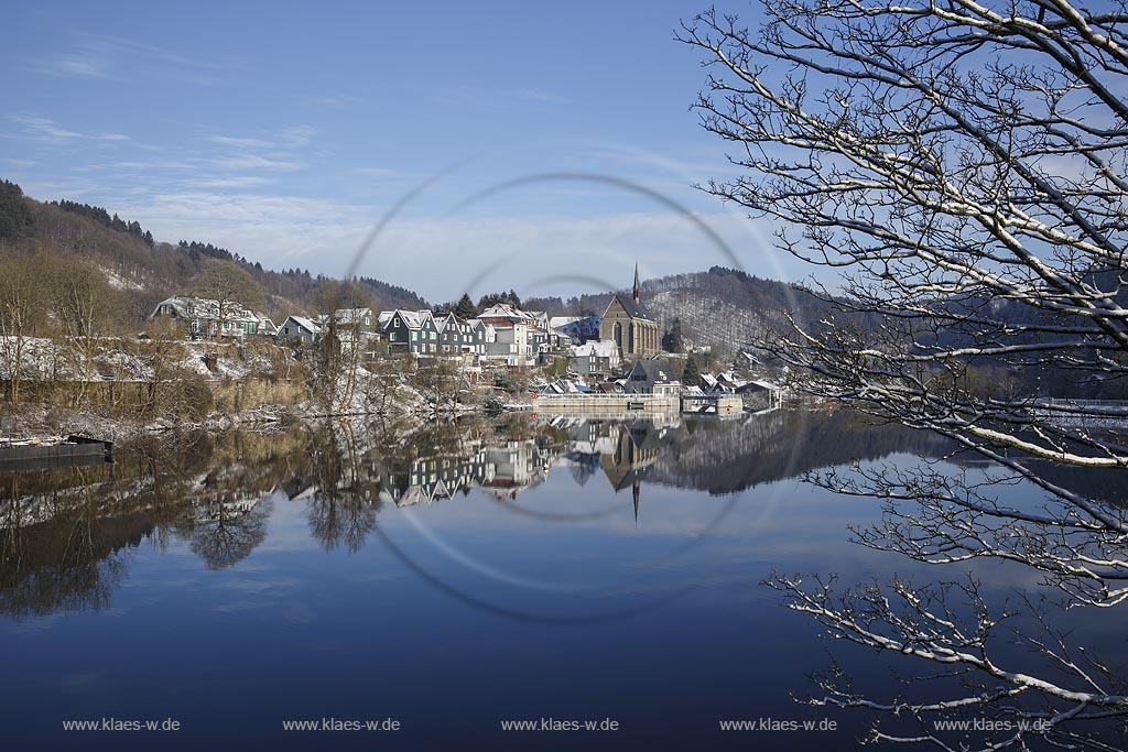 Wuppertal-Beyenburg, Blick auf Beyenburger Stausee im Vordergrund und auf  den historischen Ortskern Beyenburgs mit Kirche St. Maria Magdalena dahinter; Wuppertal-Beyenburrg, view to the Beyenburger barrier lake in front and to the historical inner city of Beyenburg with church St. Maria Magdalena in the background.