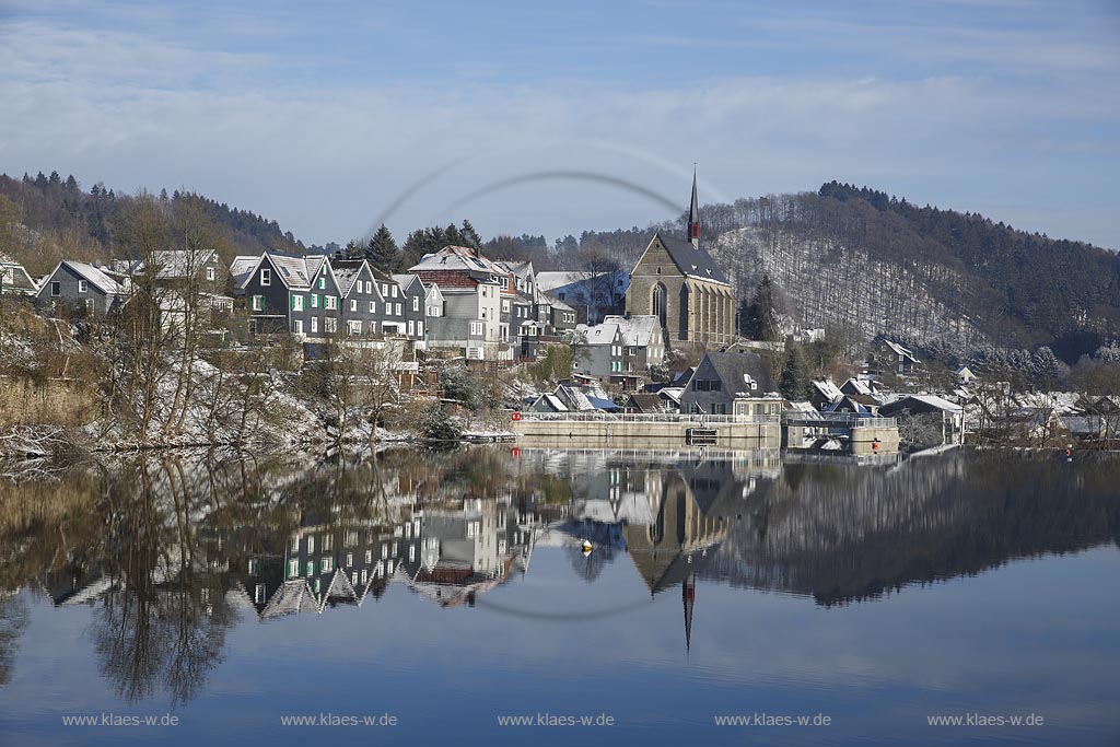 Wuppertal-Beyenburg, Blick auf Beyenburger Stausee im Vordergrund und auf  den historischen Ortskern Beyenburgs mit Kirche St. Maria Magdalena dahinter; Wuppertal-Beyenburrg, view to the Beyenburger barrier lake in front and to the historical inner city of Beyenburg with church St. Maria Magdalena in the background.