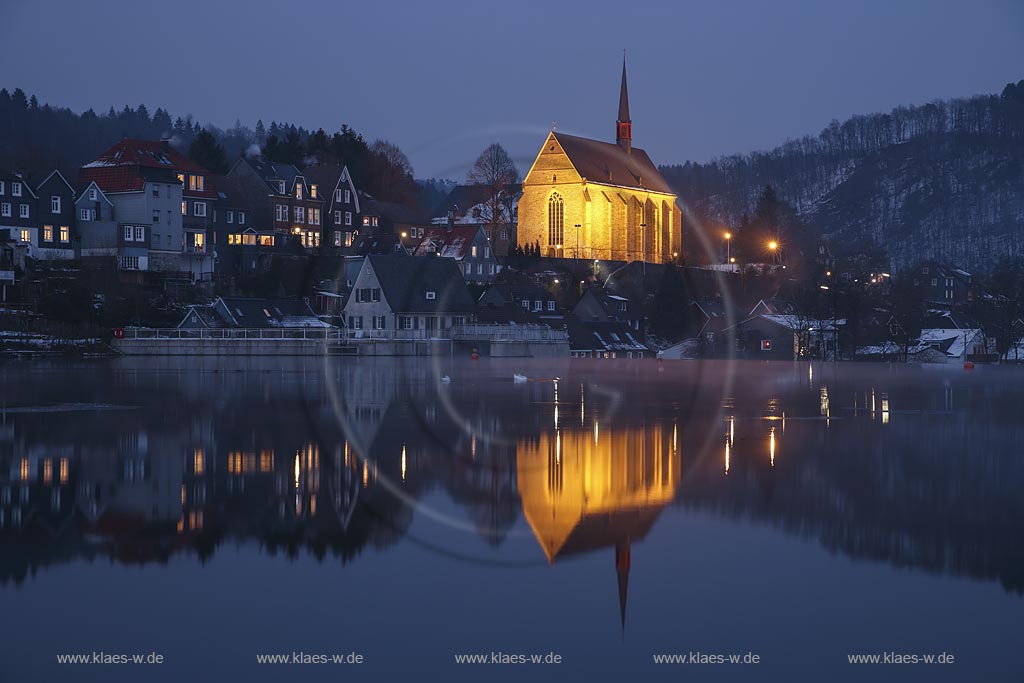 Wuppertal-Beyenburg, zur blauen Stunde: Beyenburger Stausee im Vordergrund und der historische Ortskern Beyenburgs mit Kirche St. Maria Magdalena dahinter; Wuppertal-Beyenburrg, Beyenburger barrier lake in front and to the historical inner city of Beyenburg with church St. Maria Magdalena in the background at blue hour.