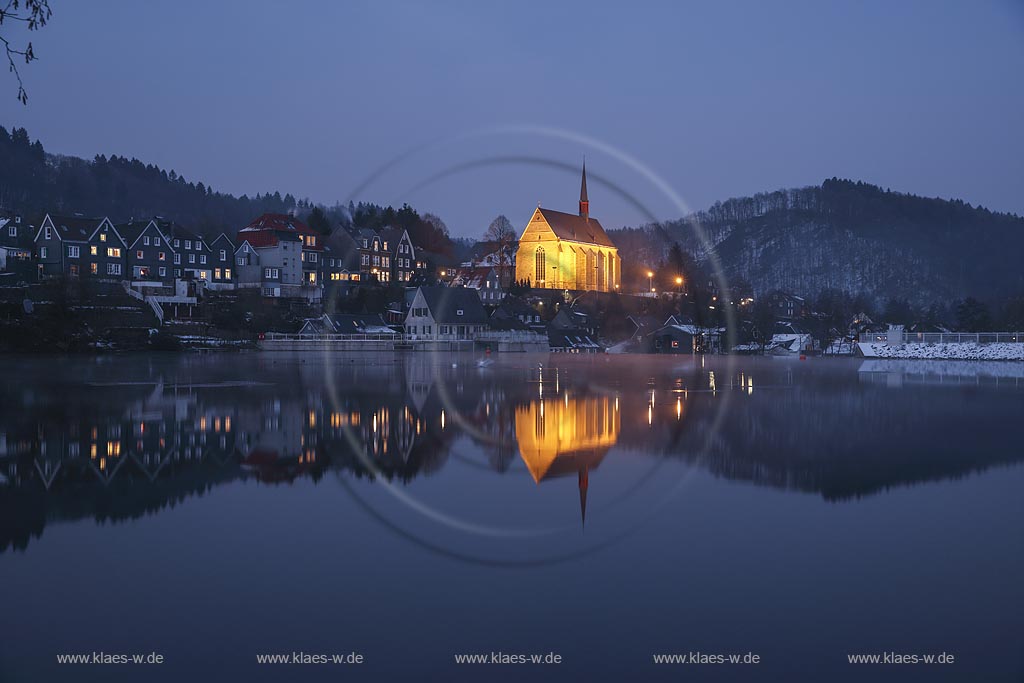 Wuppertal-Beyenburg, zur blauen Stunde: Beyenburger Stausee im Vordergrund und der historische Ortskern Beyenburgs mit Kirche St. Maria Magdalena dahinter; Wuppertal-Beyenburrg, Beyenburger barrier lake in front and to the historical inner city of Beyenburg with church St. Maria Magdalena in the background at blue hour.