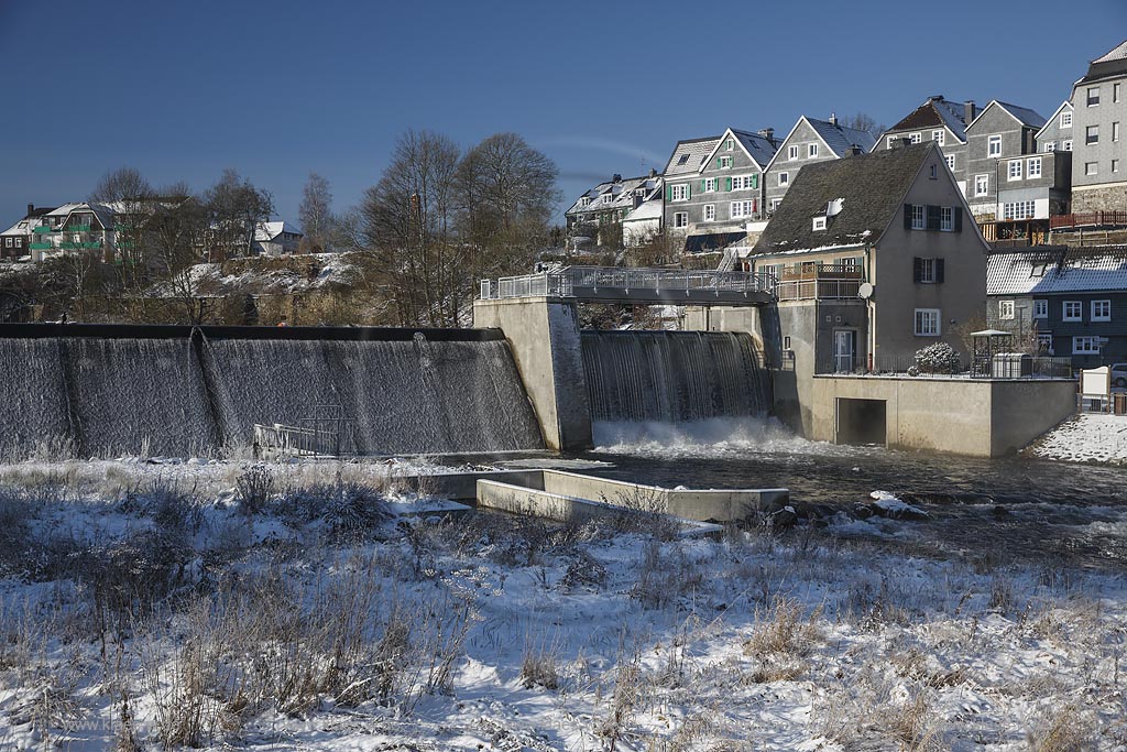 Wuppertal-Beyenburg, Beyenburger Stausee, Blick auf die Wehranlage, ein 13 m breites Wehr mit einem absenkbaren Segmentverschluss; Wuppertal-Beyenburg, Beyenburger barrier lake.