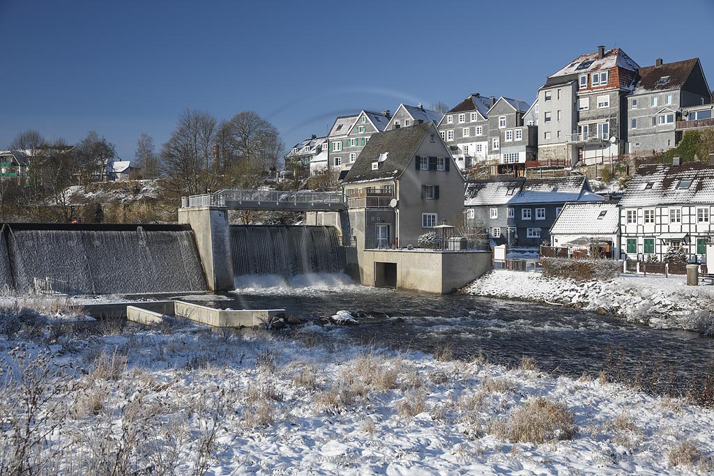 Wuppertal-Beyenburg, Beyenburger Stausee, Blick auf die Wehranlage, ein 13 m breites Wehr mit einem absenkbaren Segmentverschluss; Wuppertal-Beyenburg, Beyenburger barrier lake.