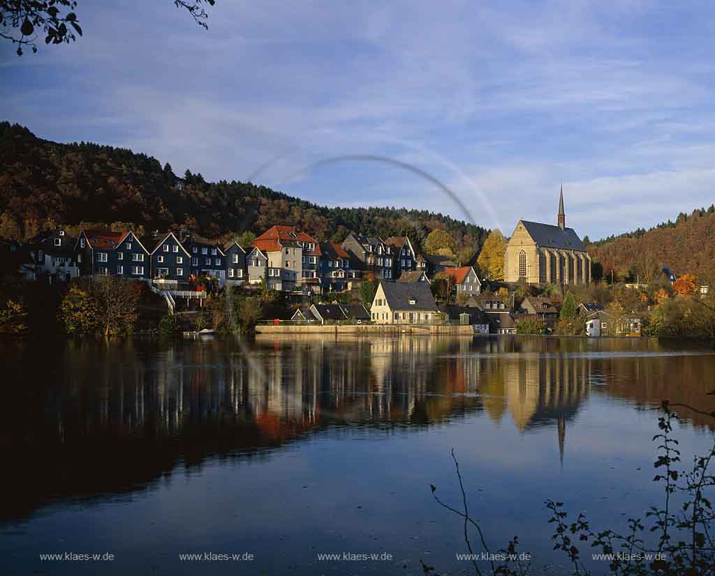 Beyenburg, Wuppertal, Blick ber, ueber Stausee auf Ort und Kirche