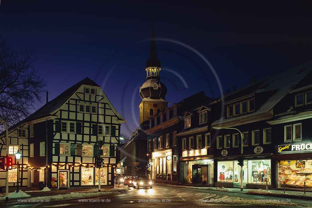 Cronenberg, Wuppertal, Regierungsbezirk Dsseldorf, Duesseldorf, Abendaufnahme vom Ortskern mit Kirche, Fachwerk und Schieferhaeusern, Schieferhusern in Winterstimmung