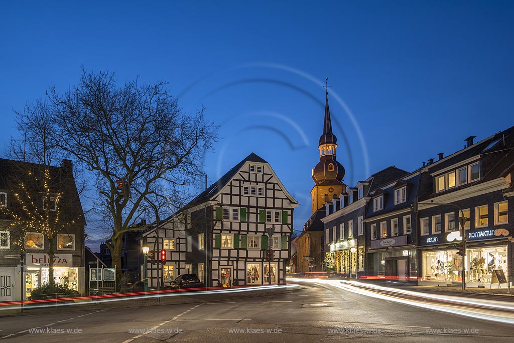 Wuppertal-Cronenberg, Krings Ecke (Fachwerkahus Mitte) und reformierte Kirche von 1771 waehrend der blauen Stunde zur Weihnachtszeit; Wuppertal Croneberg, Krings Eck and reformed church anno 1771 during blue hour als Christmas time.