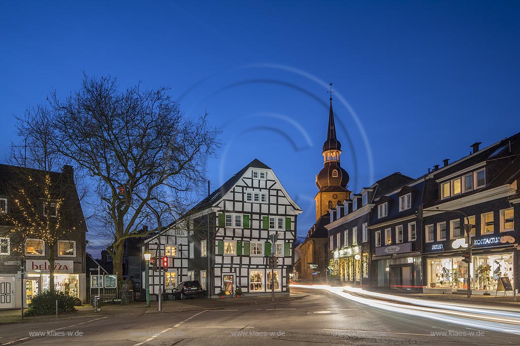 Wuppertal-Cronenberg, Krings Ecke (Fachwerkahus Mitte) und reformierte Kirche von 1771 waehrend der blauen Stunde zur Weihnachtszeit; Wuppertal Croneberg, Krings Eck and reformed church anno 1771 during blue hour als Christmas time.