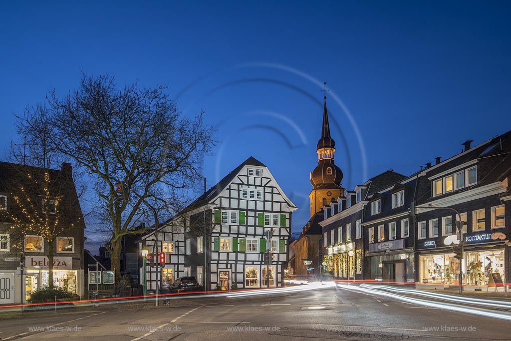 Wuppertal-Cronenberg, Krings Ecke (Fachwerkahus Mitte) und reformierte Kirche von 1771 waehrend der blauen Stunde zur Weihnachtszeit; Wuppertal Croneberg, Krings Eck and reformed church anno 1771 during blue hour als Christmas time.