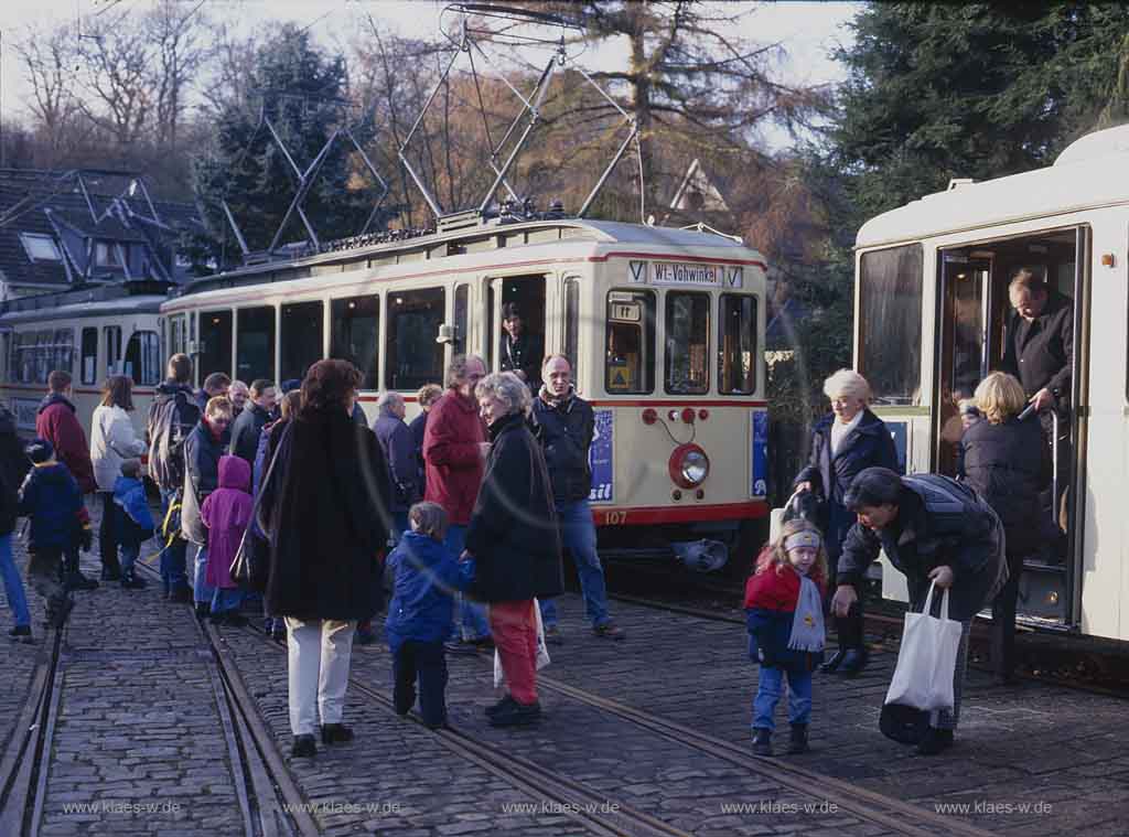 Cronenberg, Wuppertal, Regierungsbezirk Dsseldorf, Duesseldorf, Blick auf Strassenbahnmuseum, Freilicht-Bahnmuseum mit historischen Strassenbahnen und Besuchern