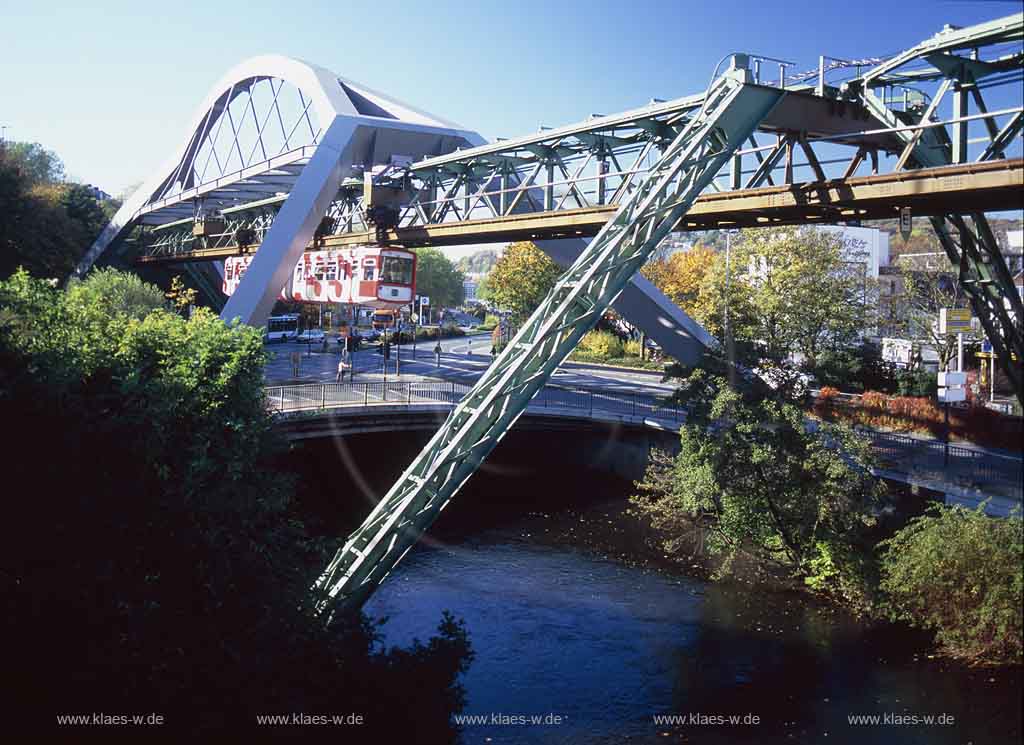 Elberfeld, Wuppertal, Regierungsbezirk Dsseldorf, Duesseldorf, Blick auf Schwebebahnbrcke, Schwebebahnbruecke Ohligsmhle, Ohligsmuehle mit Schwebebahn und Sicht auf Wupper