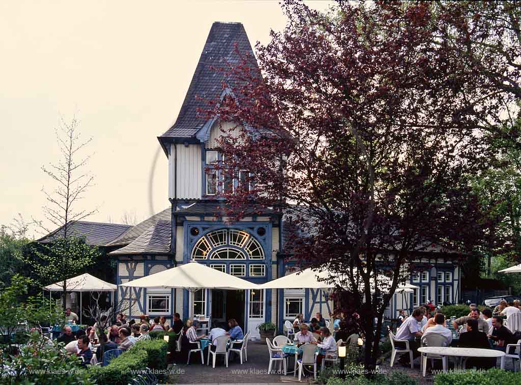 Elberfeld, Wuppertal, Regierungsbezirk Dsseldorf, Duesseldorf, Blick auf Bahnhof Zoo, Gastronomie mit Biergarten und Besuchern