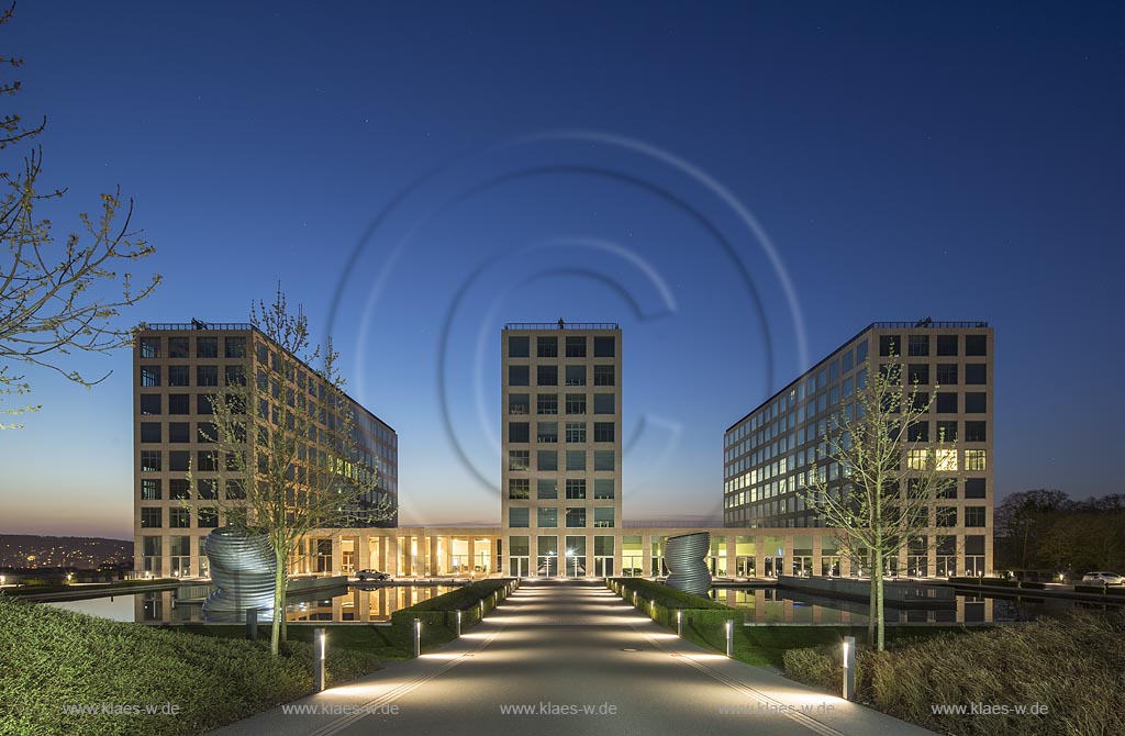 Wuppertal Elberfeld, Barmenia Verwaltungsgebaeude zur Blauen Stunde. Die Hauptverwaltung der Versicherungsgesellschaft wurde 2010 eroeffnet; Wuppertal Elberfeld, Barmenia administration building during blue hour.