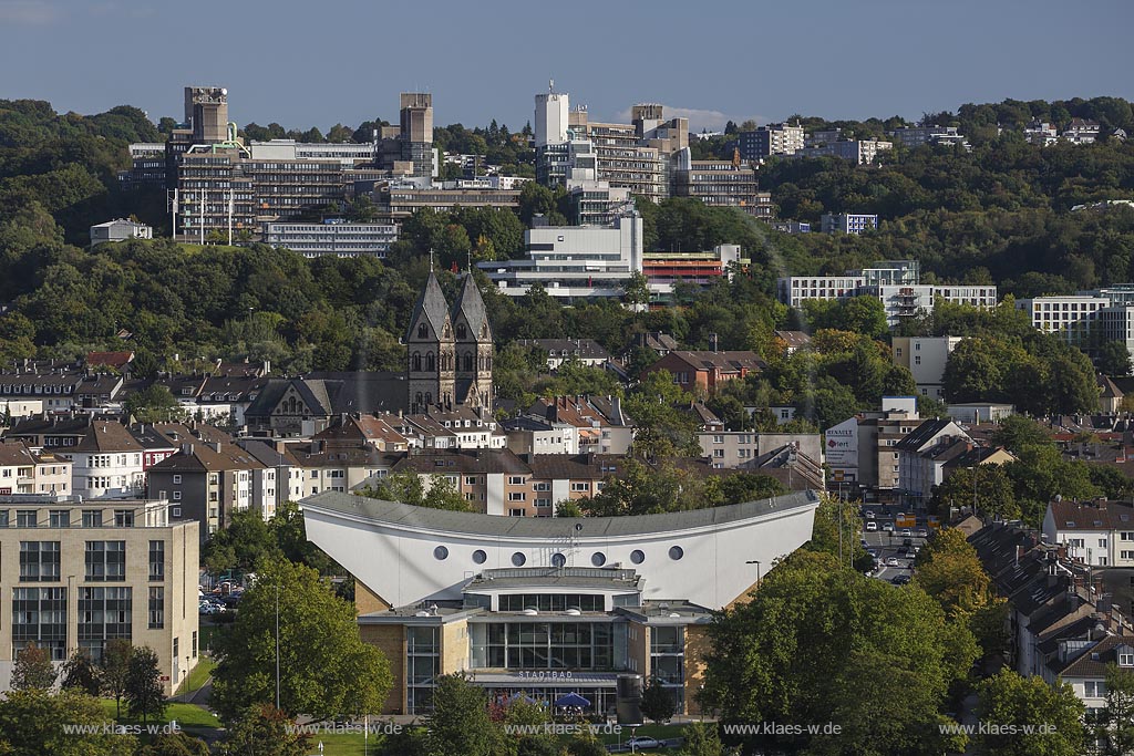 Wuppertal Elberfeld, Blick auf die Suedstadt mit Luisenviertel, Luisenkirche, Schwebebahn, Stadtbad, auch Schwimmoper genannt, Golden Tulip Wuppertal City, Stadthalle, St. Suitbertus Kirche, Universitaet; Wuppertal Elberfeld, view to the south of the city.