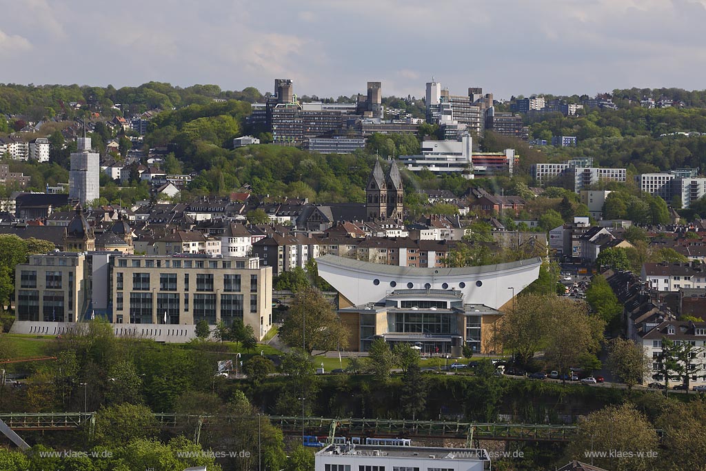 Wuppertal Elberfeld, Blick auf die Suedstadt mit Stadtbad, auch Schwimmoper genannt, Golden Tulip Wuppertal City, St.Suitbertus Kirche; Universitaet;Wuppertal Elberfeld, view to the south of the town with the public swimming bath.