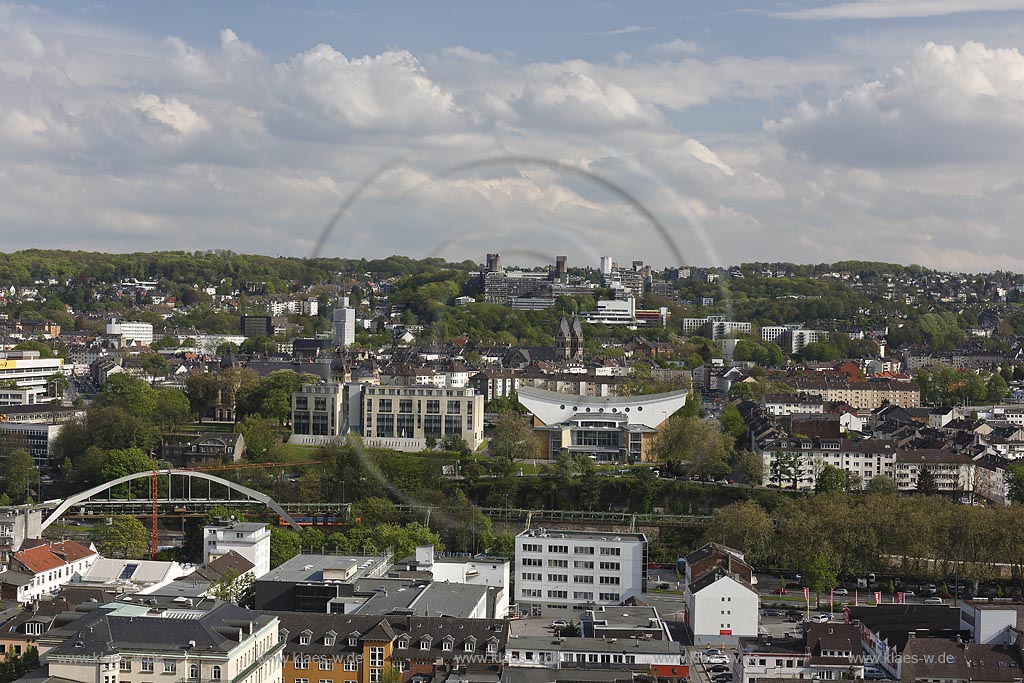 Wuppertal Elberfeld, Blick auf die Suedstadt mit Stadtbad, auch Schwimmoper genannt, Golden Tulip Wuppertal City, St.Suitbertus Kirche; Universitaet;Wuppertal Elberfeld, view to the south of the town with the public swimming bath.