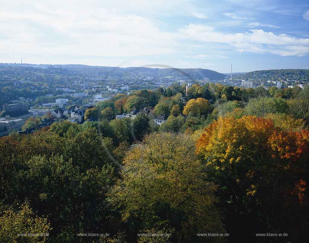 Elberfeld, Wuppertal, Regierungsbezirk Dsseldorf, Duesseldorf, Blick vom Bismarckturm ueber, ber Stadt und Landschaft zum Elisenturm im Fruehherbst, Frhherbst