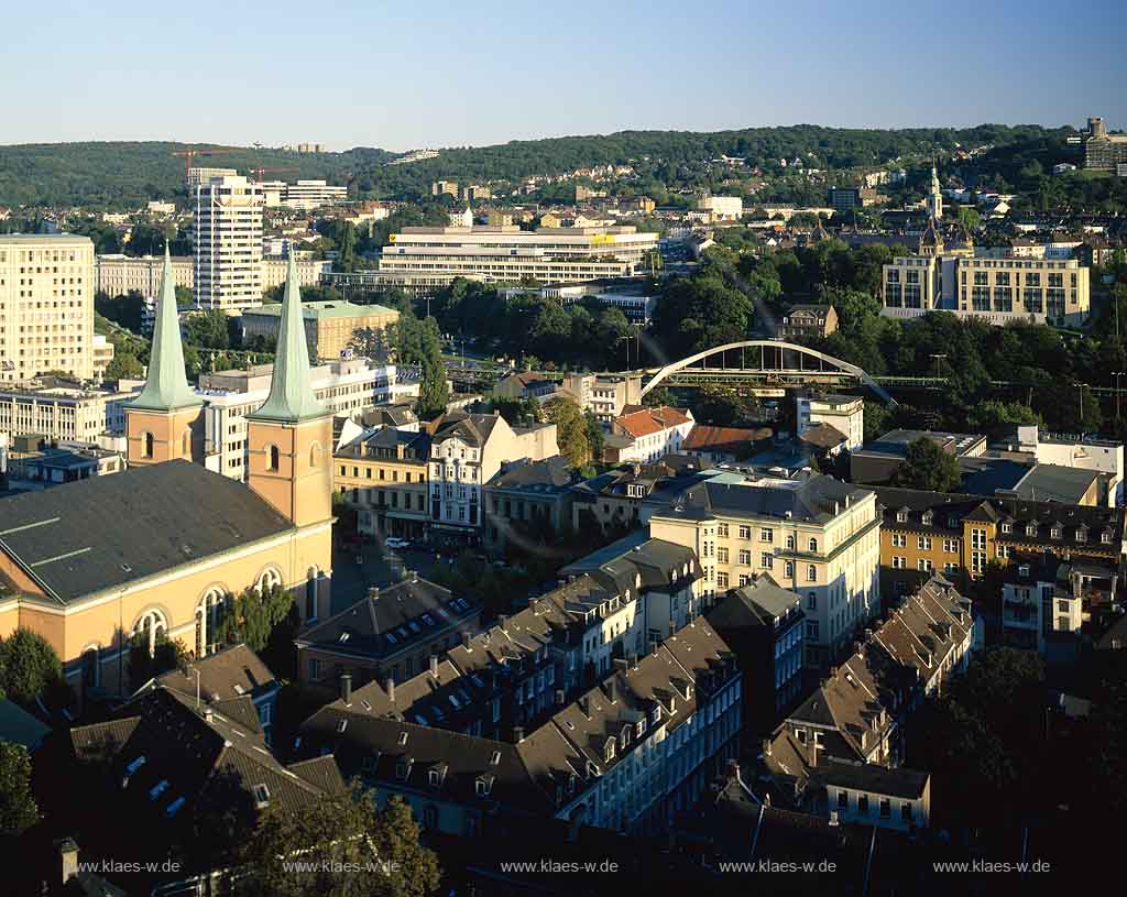 Elberfeld, Wuppertal, Regierungsbezirk Dsseldorf, Duesseldorf, Blick vom Oelberg, lberg auf Kirche St. Laurentius mit Sicht zur Stadt 