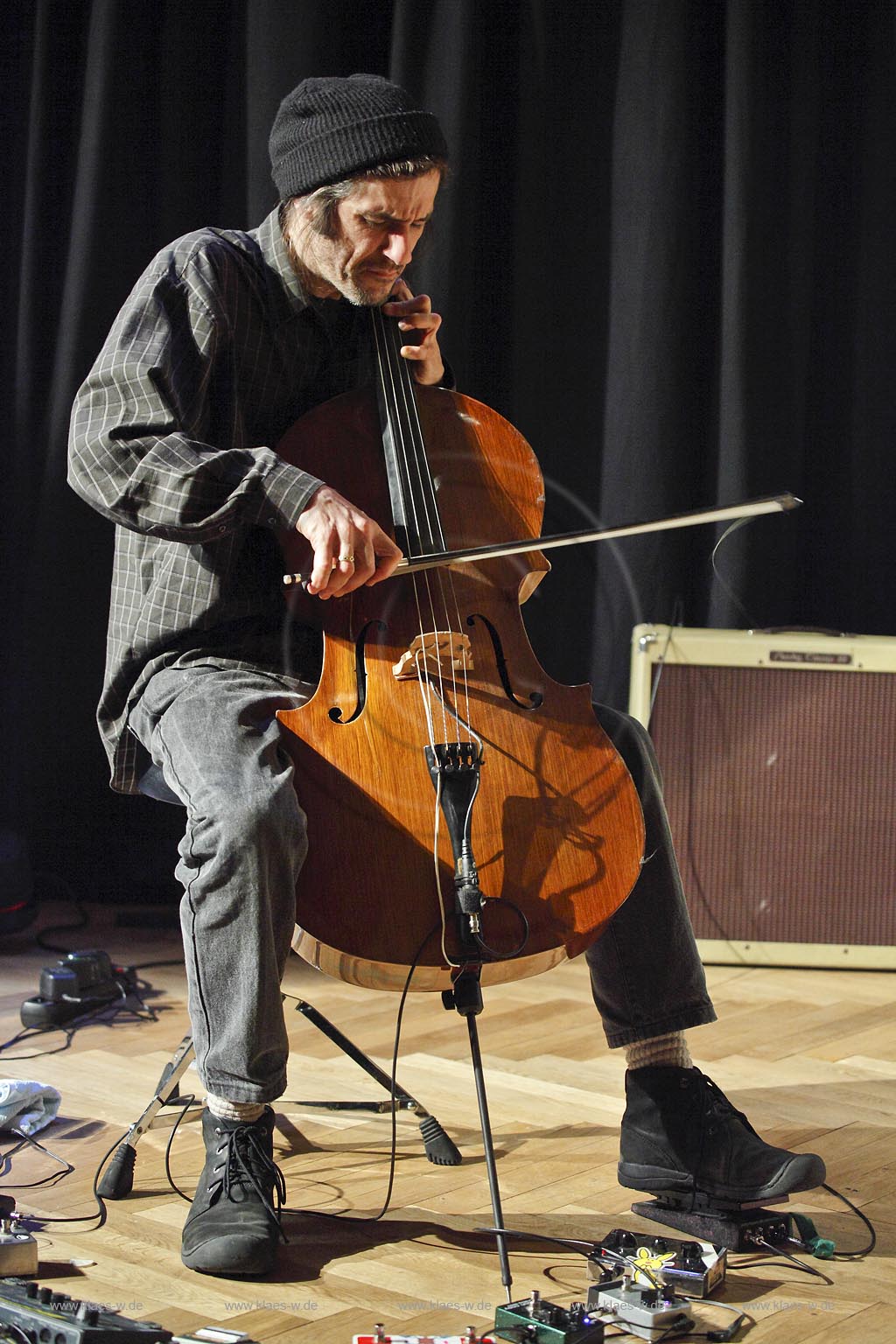 Wuppertal Elberfeld, Cafe ADA,  Free Jazz Konzert, ADA Trio  Peter Broetzmann, hier: Fredrick Lonberg-Holm -  Cello; Wuppertal Elberfeld Jazz Concert Cafe ADA Trio Peter Broetzmann, here: Fredrick Lonberg-Holm - Cello