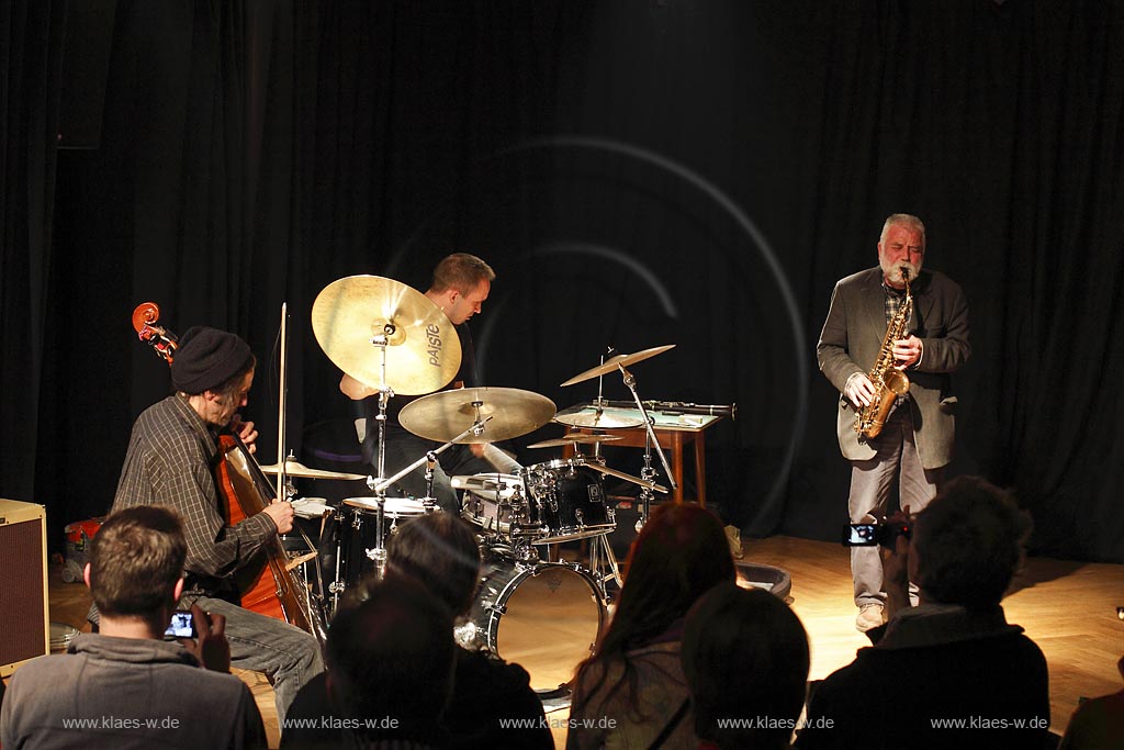 Wuppertal Elberfeld, Cafe ADA,  Free Jazz Konzert, ADA Trio  Peter Broetzmann, von links nach rechts: Fredrick Lonberg-Holm - Cello, Gitarre, Live Electronics, Paal Nilssen-Love - Schlagzeug, Percussion,  Peter Broetzmann - Saxophon; Wuppertal Elberfeld Jazz Concert Cafe ADA Trio Peter Broetzmann, from left to right: Fredrick Lonberg-Holm - Cello, Guitar, Live Electronics, Paal Nilssen-Love - Drums, Percussion,  Peter Broetzmann - saxophone