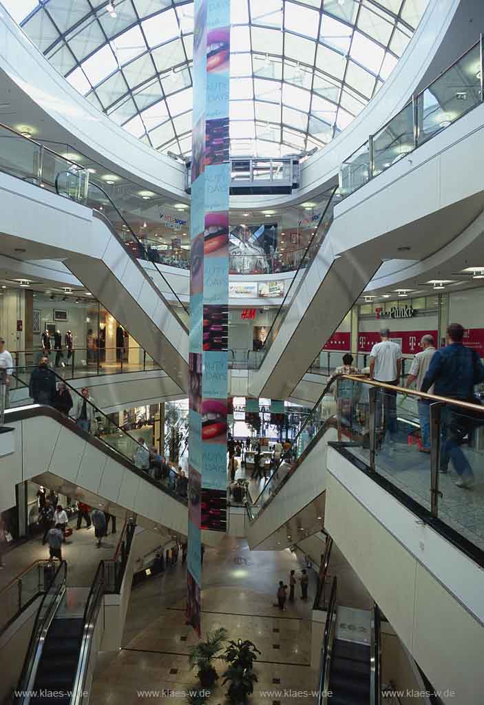 Elberfeld, Wuppertal, Regierungsbezirk Dsseldorf, Duesseldorf, Blick in Einkaufscenter City Arkarden mit Besuchern