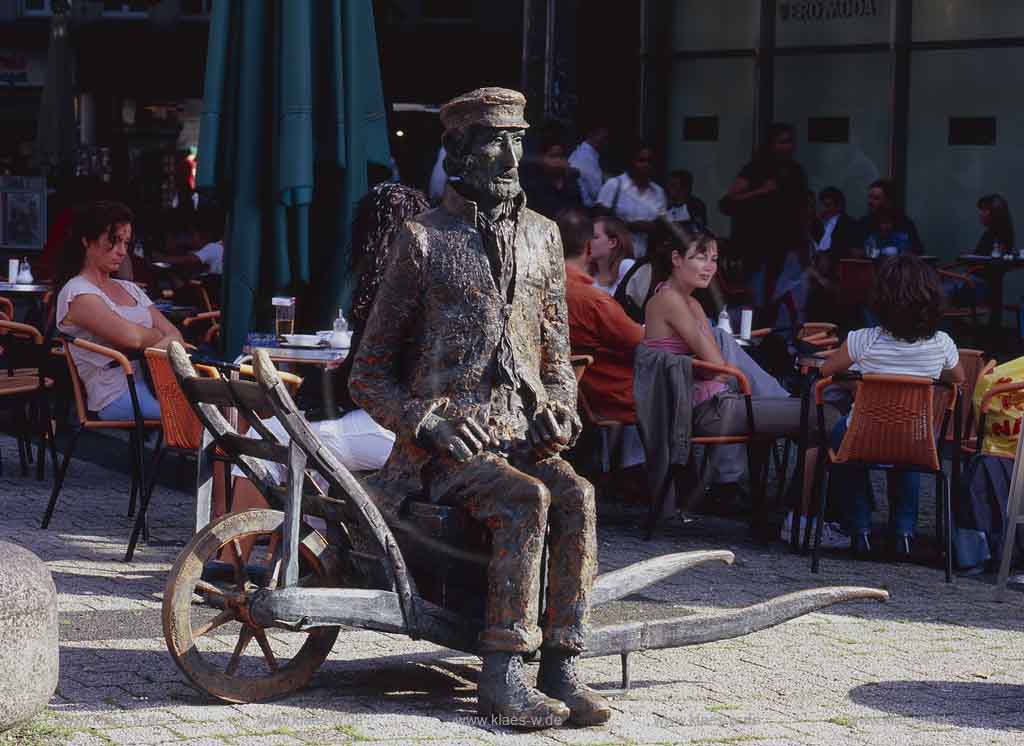 Elberfeld, Wuppertal, Regierungsbezirk Dsseldorf, Duesseldorf, Blick auf Denkmal Zuckerfritze vor Menschen im Stassencafe Biergarten