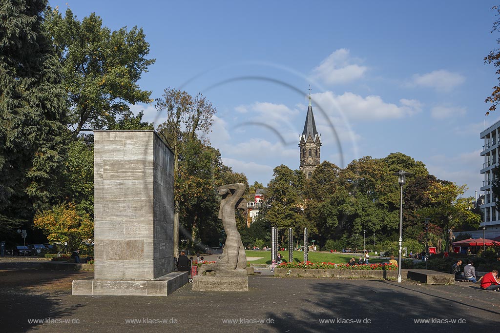 Wuppertal-Elberfeld, Deweerthscher Garten, ein kleiner Park im Luisenviertel, mit Mahnmal fuer die Opfer des Nationalsozialismus in Wuppertal, eine Skulptur des Bildhauers "Herbert Volwahsen", der ehemalige Denkmalsockel des Kaiser-Wilhelm-Denkmals und Turm der Sophienkirche im Hintergrund; Wuppertal-Elberfeld, park Deweerthscher Garten and spire of church Sophienkirche in the background.