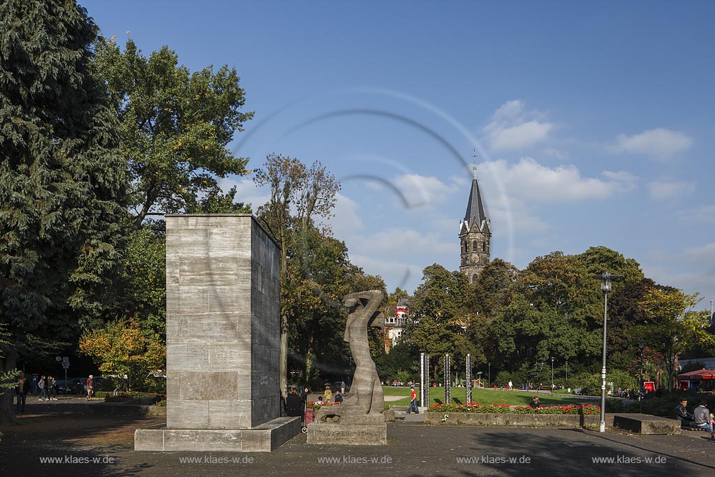 Wuppertal-Elberfeld, Deweerthscher Garten, ein kleiner Park im Luisenviertel, mit Mahnmal fuer die Opfer des Nationalsozialismus in Wuppertal, eine Skulptur des Bildhauers "Herbert Volwahsen", der ehemalige Denkmalsockel des Kaiser-Wilhelm-Denkmals und Turm der Sophienkirche im Hintergrund; Wuppertal-Elberfeld, park Deweerthscher Garten and spire of church Sophienkirche in the background.