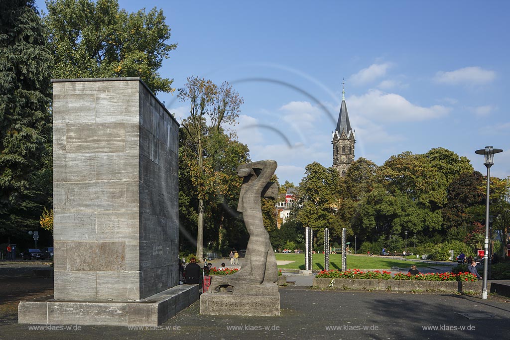 Wuppertal-Elberfeld, Deweerthscher Garten, ein kleiner Park im Luisenviertel, mit Mahnmal fuer die Opfer des Nationalsozialismus in Wuppertal, eine Skulptur des Bildhauers "Herbert Volwahsen", der ehemalige Denkmalsockel des Kaiser-Wilhelm-Denkmals und Turm der Sophienkirche im Hintergrund; Wuppertal-Elberfeld, park Deweerthscher Garten and spire of church Sophienkirche in the background.