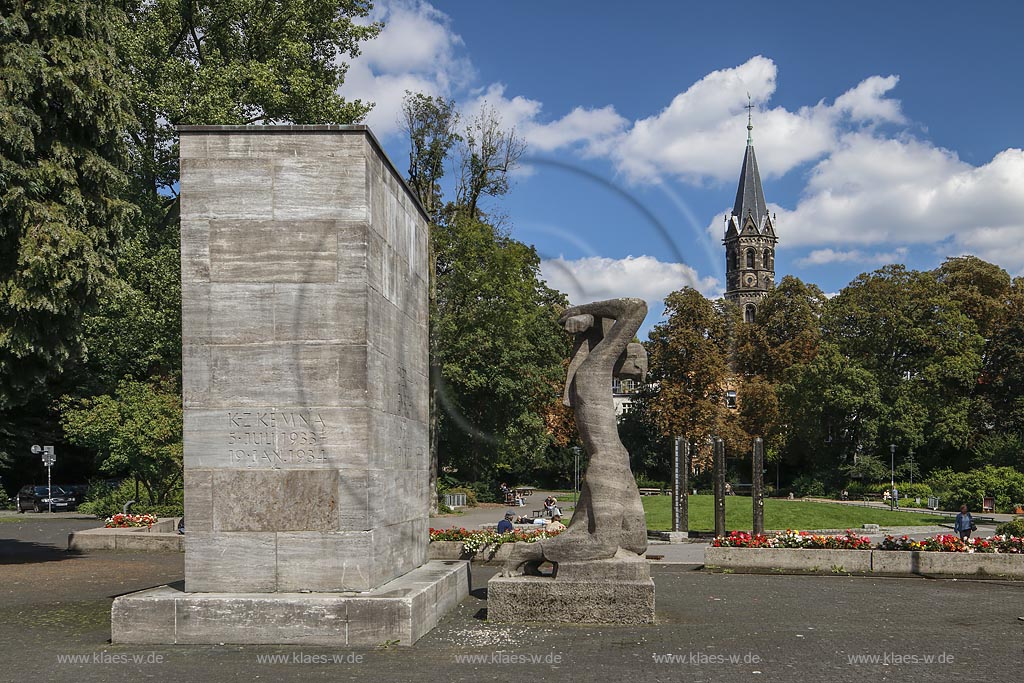 Wuppertal-Elberfeld, Deweerthscher Garten, ein kleiner Park im Luisenviertel, mit Mahnmal fuer die Opfer des Nationalsozialismus in Wuppertal, eine Skulptur des Bildhauers "Herbert Volwahsen", der ehemalige Denkmalsockel des Kaiser-Wilhelm-Denkmals und Turm der Sophienkirche (im Hintergrund); Wuppertal-Elberfeld, park Deweerthscher Garten and spire of church Sophienkirche in the background.