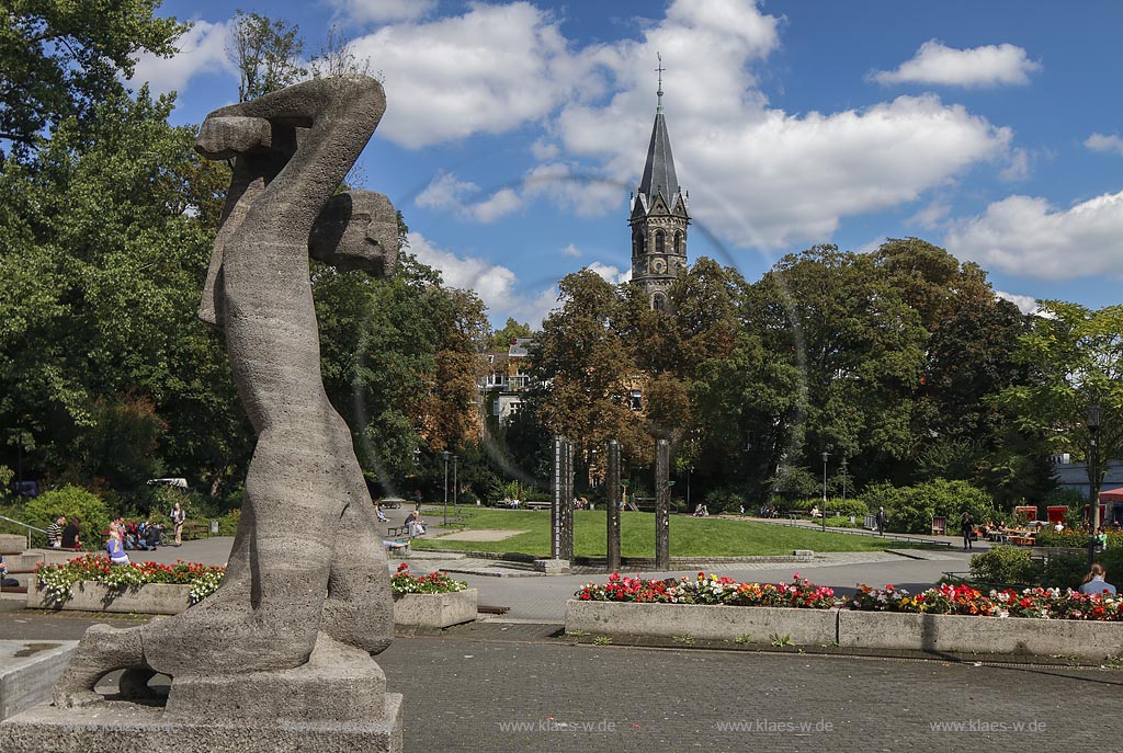 Wuppertal-Elberfeld, Deweerthscher Garten, ein kleiner Park im Luisenviertel, mit Mahnmal fuer die Opfer des Nationalsozialismus in Wuppertal, eine Skulptur des Bildhauers "Herbert Volwahsen" und Turm der Sophienkirche (im Hintergrund); Wuppertal-Elberfeld, park Deweerthscher Garten and spire of church Sophienkirche in the background.