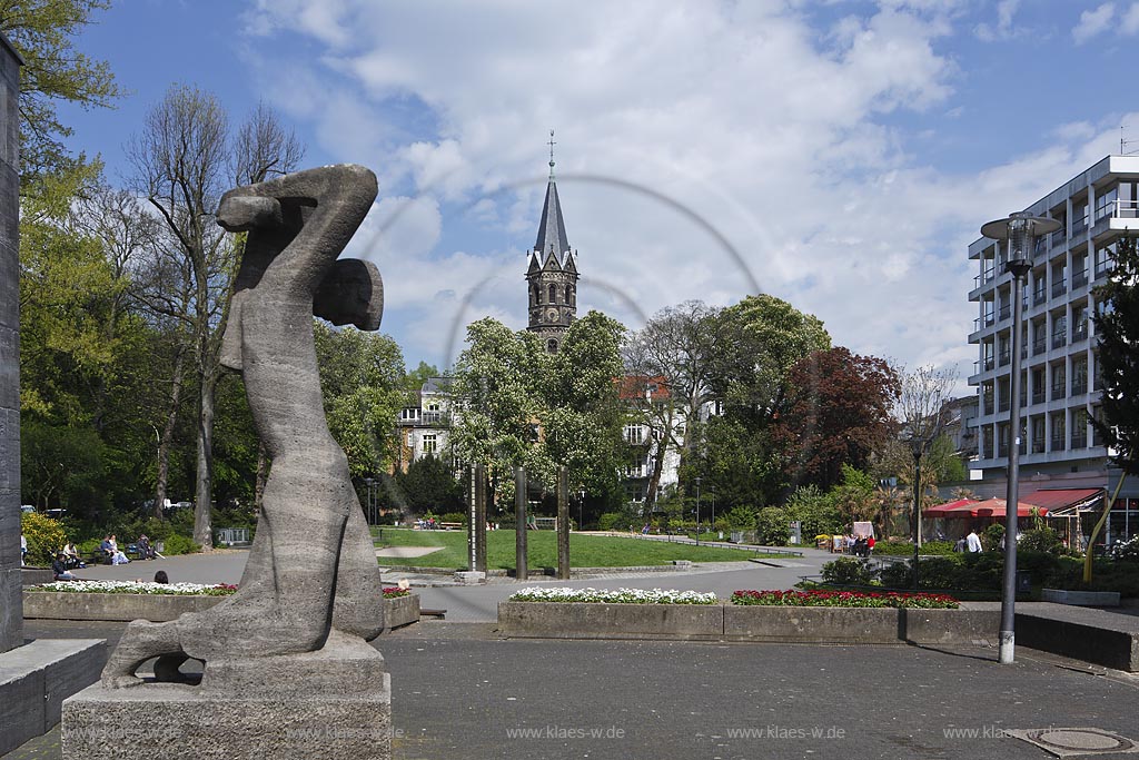 Wuppertal Elberfeld, Deweerthscher Garten am westlichen Ende des Luisenviertels mit Mahnmal fuer die Opfer des Nationalsozialismus, einer Skulptur des Bielefelder Bildhauers Herbert Volwahse. Die Skulptur von vier Metern Hoehe besteht aus Wuerzburger Muschelkalk und stellte eine leidende, gebeugte Person dar. Sie wurde am 15.November 1958  enthuellt. Im Hintergrund die Neue reformierte Kirche, auch Sophienkirche genannt; Wuppertal Elberfeld, garden Deweerther Garten.