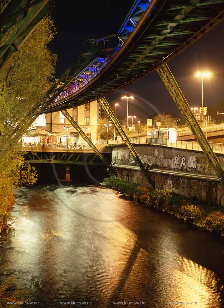 Elberfeld, Wuppertal, Doeppersberg, Dppersberg, Regierungsbezirk Dsseldorf, Duesseldorf, Blick auf Schwebebahn und Wupper bei Nacht mit Lichtwelle der Schwebebahn