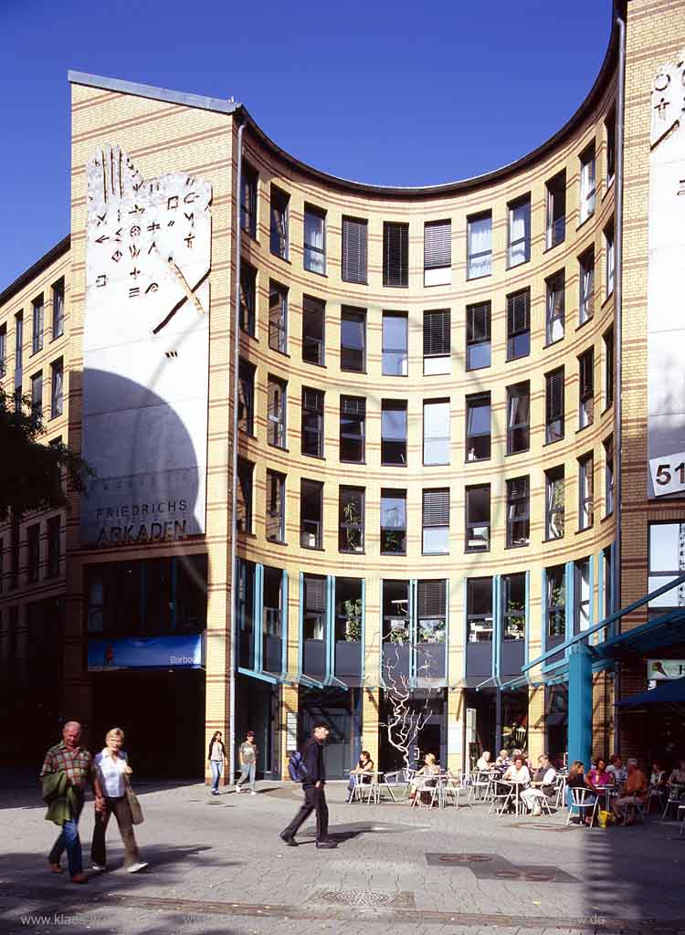 Elberfeld, Wuppertal, Regierungsbezirk Dsseldorf, Duesseldorf, Blick auf Friedrichs Arkaden, Einkaufs Center mit Aussengastronomie und Besuchern