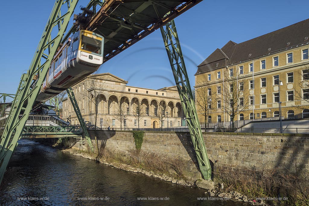 Wuppertal-Elberfeld, Schwebebahn am Hartmannufer mit Justizzentrum, rechts der moderne Anbau des Amtsgerichtsgebaeudes des Architekturbueros HPP; Wuppertal-Elberfeld, elevated railway at "Hartmannufer". 