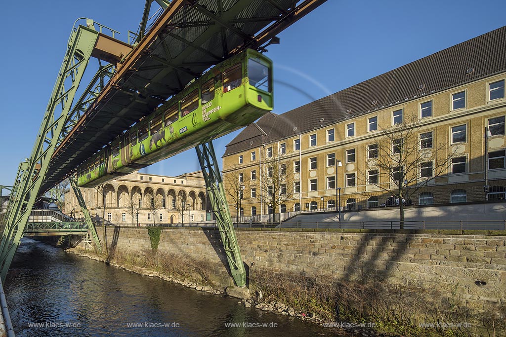 Wuppertal-Elberfeld, Schwebebahn am Hartmannufer mit Justizzentrum, rechts der moderne Anbau des Amtsgerichtsgebaeudes des Architekturbueros HPP; Wuppertal-Elberfeld, elevated railway at "Hartmannufer". 