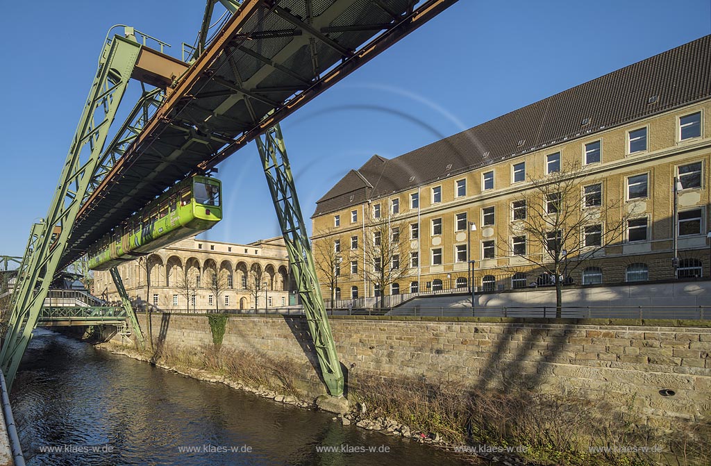 Wuppertal-Elberfeld, Schwebebahn am Hartmannufer mit Justizzentrum, rechts der moderne Anbau des Amtsgerichtsgebaeudes des Architekturbueros HPP; Wuppertal-Elberfeld, elevated railway at "Hartmannufer". 