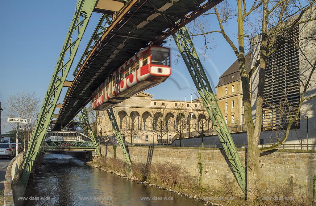 Wuppertal-Elberfeld, Schwebebahn am Hartmannufer mit Justizzentrum, rechts der moderne Anbau des Amtsgerichtsgebaeudes des Architekturbueros HPP; Wuppertal-Elberfeld, elevated railway at "Hartmannufer". 