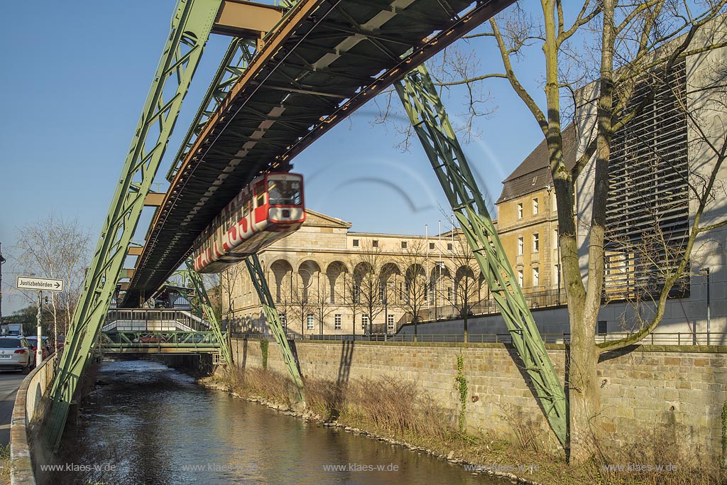 Wuppertal-Elberfeld, Schwebebahn am Hartmannufer mit Justizzentrum, rechts der moderne Anbau des Amtsgerichtsgebaeudes des Architekturbueros HPP; Wuppertal-Elberfeld, elevated railway at "Hartmannufer". 