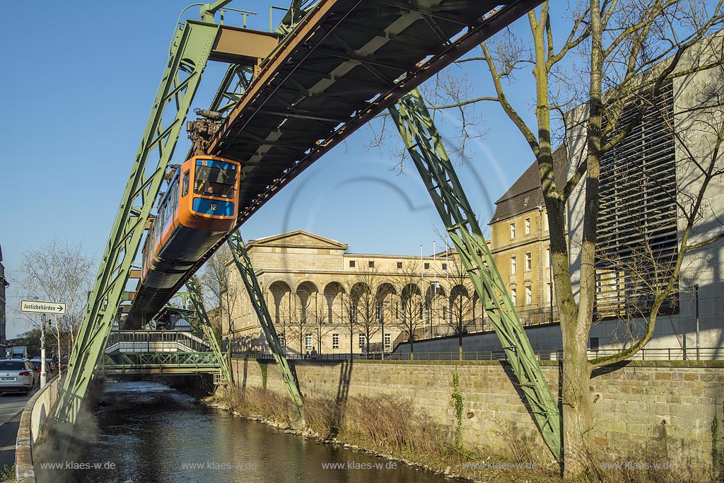 Wuppertal-Elberfeld, Schwebebahn am Hartmannufer mit Justizzentrum, rechts der moderne Anbau des Amtsgerichtsgebaeudes des Architekturbueros HPP; Wuppertal-Elberfeld, elevated railway at "Hartmannufer". 