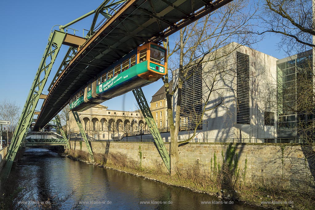 Wuppertal-Elberfeld, Schwebebahn am Hartmannufer mit Justizzentrum, rechts der moderne Anbau des Amtsgerichtsgebaeudes des Architekturbueros HPP; Wuppertal-Elberfeld, elevated railway at "Hartmannufer". 